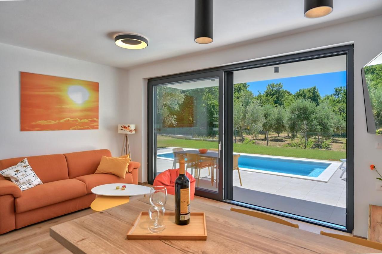 Villa Solis-Modern Villa For A Romantic Retreat, Heated Pool Liznjan Exterior photo