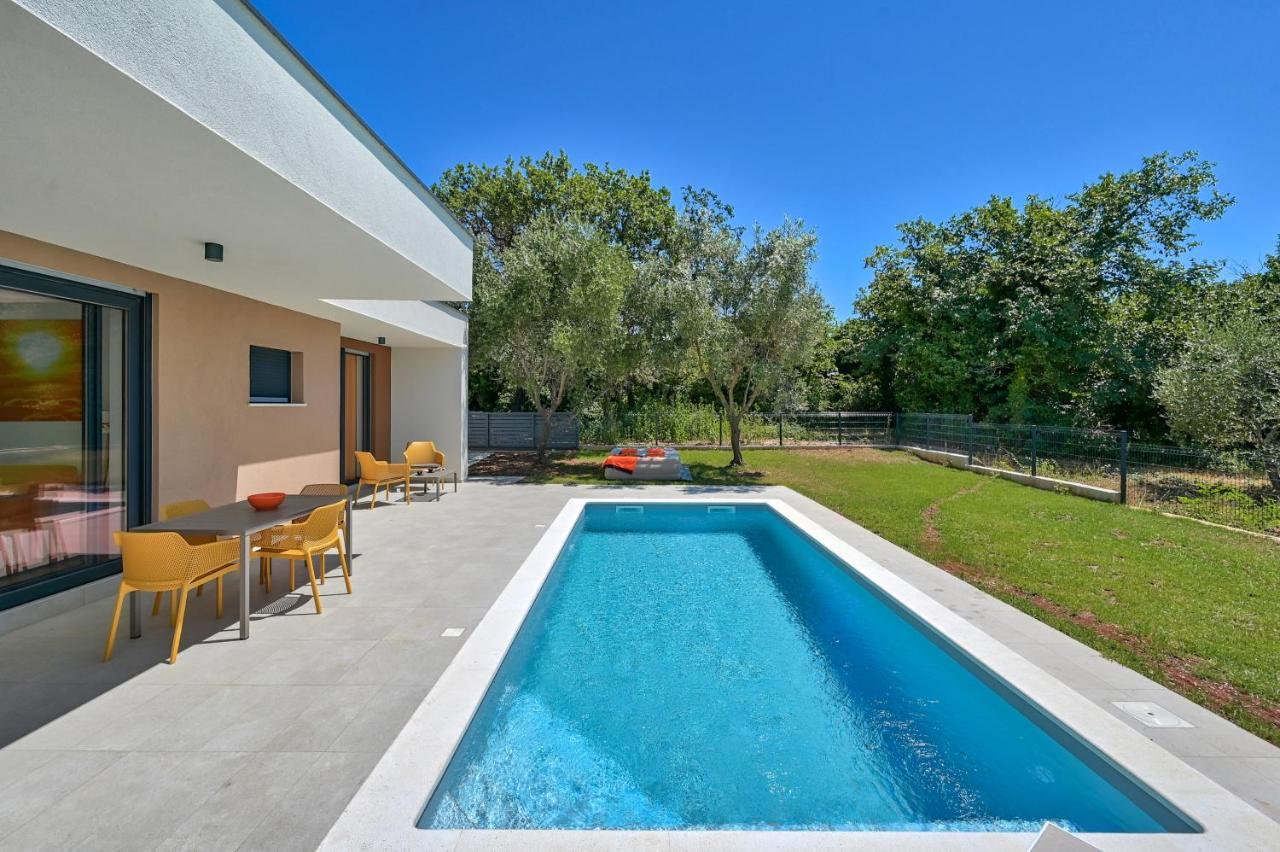 Villa Solis-Modern Villa For A Romantic Retreat, Heated Pool Liznjan Exterior photo
