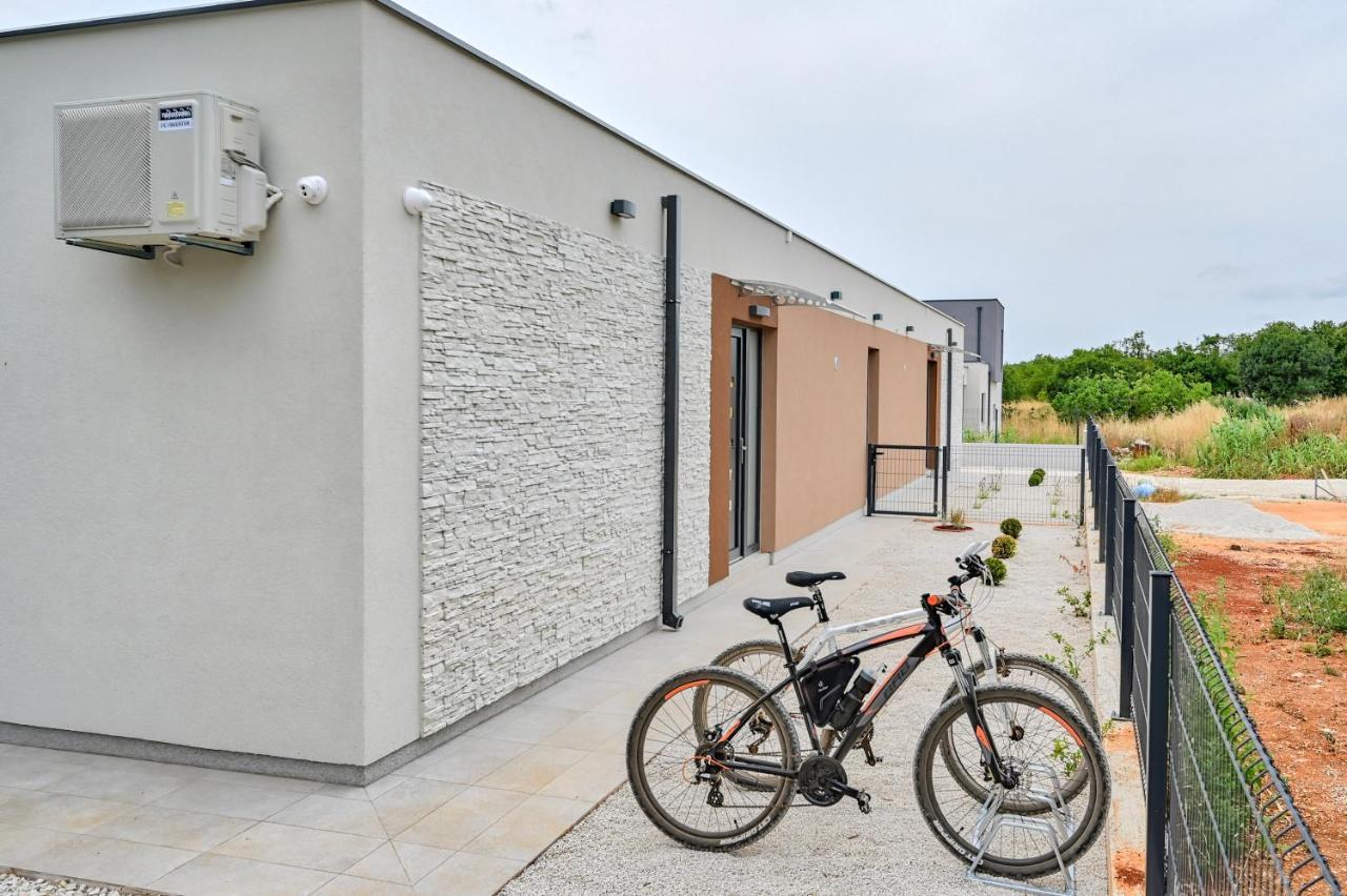 Villa Solis-Modern Villa For A Romantic Retreat, Heated Pool Liznjan Exterior photo