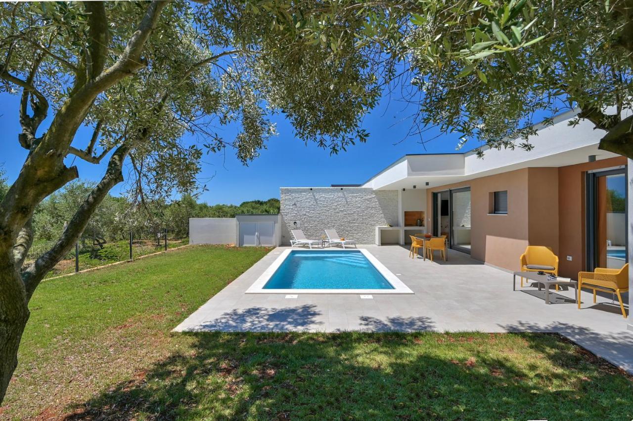 Villa Solis-Modern Villa For A Romantic Retreat, Heated Pool Liznjan Exterior photo