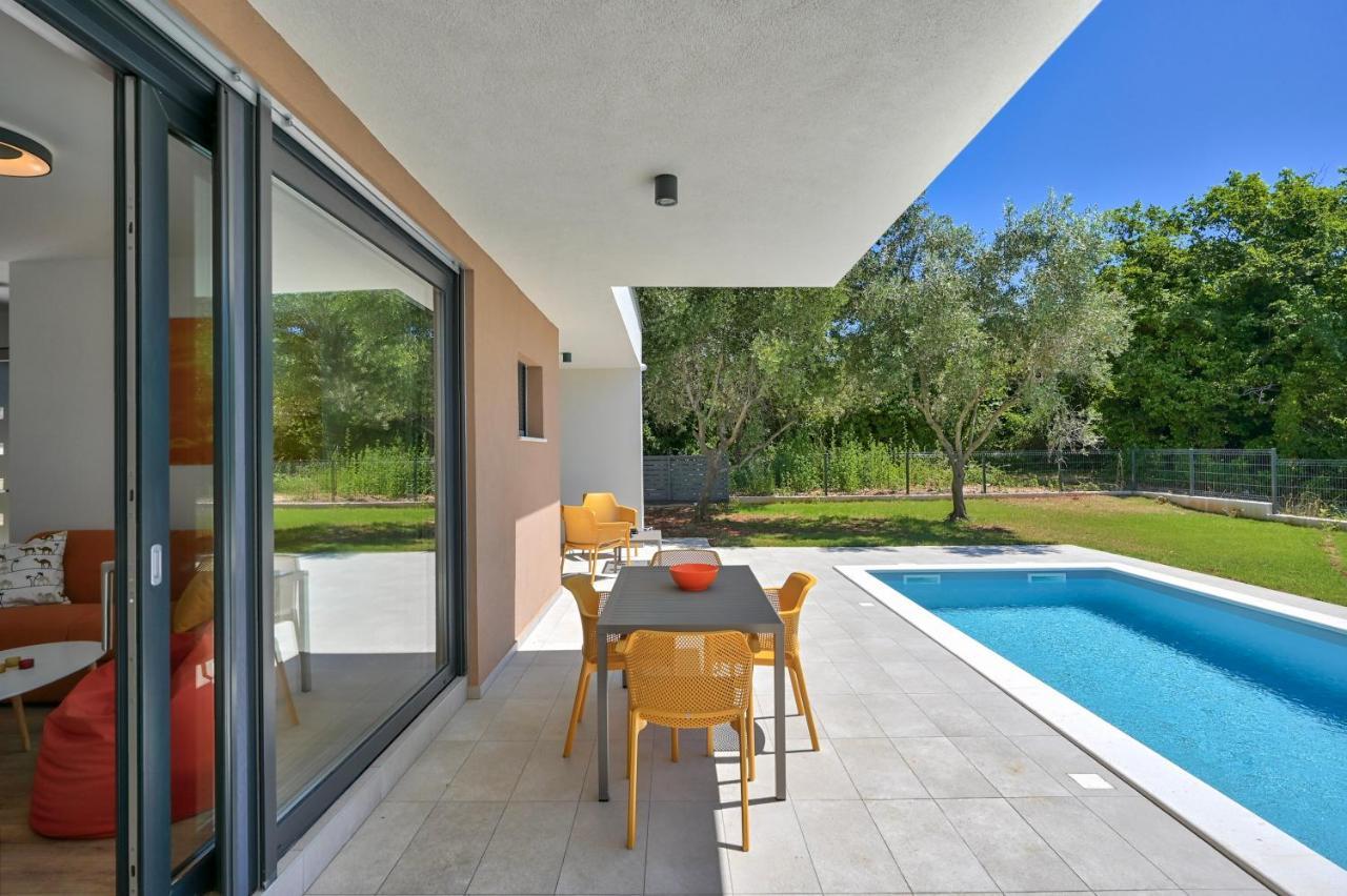 Villa Solis-Modern Villa For A Romantic Retreat, Heated Pool Liznjan Exterior photo